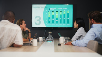 Third Party Risk Management: Mitarbeitende eines großen Unternehmens diskutieren über Drittparteienrisiken in der Lieferkette..