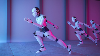 KI im Markteting: Drei Roboter laufen in einem Gang um die Wette.