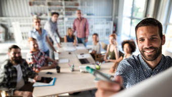 Startups kooperieren mit der öffentlichen Verwaltung: Meeting im Büro mit mehreren Mitarbeitenden.