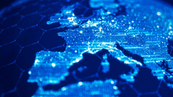 EU AI Act: Zu sehen ist eine Landkarte von Europa, auf der einzelne Städte wie Nodes digital verbunden sind.