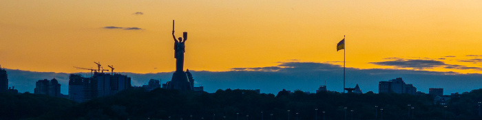 Investieren in der Ukraine: Man sieht die Skyline von Kyiw im Morgengrauen.