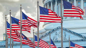 Trump gegen Harris, Kampf ums Weiße Haus, US-Präsidentschaft, Wahl in den USA: Zu sehen sind mehrere USA-Flaggen sowie das Kapitol