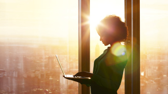 Frau mit PC vor Fenster