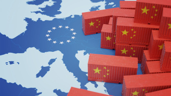 Rote Container mit chinesischen Flaggen auf einer Karte Europas.
