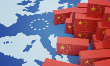 Rote Container mit chinesischen Flaggen auf einer Karte Europas.