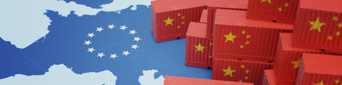 Rote Container mit chinesischen Flaggen auf einer Karte Europas.