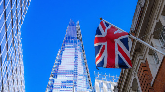 Britische Flagge weht vor Hochhaus in London.