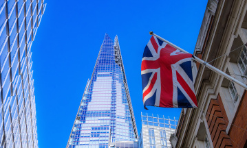 Britische Flagge weht vor Hochhaus in London.