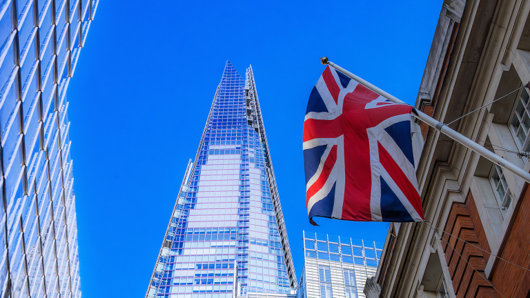 Britische Flagge weht vor Hochhaus in London.