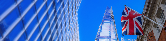 Britische Flagge weht vor Hochhaus in London.