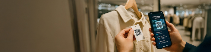 Hemd mit Etikett und einem QR-Code, der mit einem Smartphone gescannt wird.