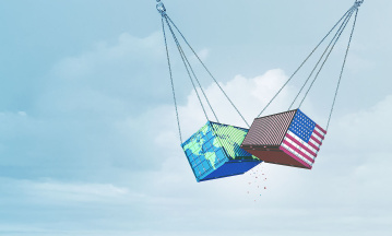 Trumps US-Wirtschaftspolitik im Fokus: Zwei Container, die am Hafen gegeneinander prallen: ein Container aus den USA, ein Container aus dem Rest der Welt.