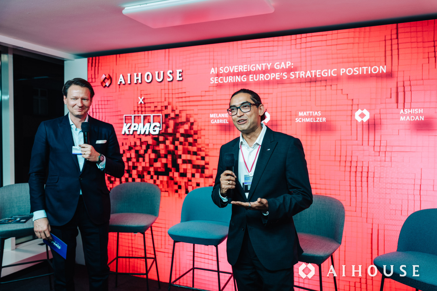 Mattias Schmelzer (links), CEO von KPMG in Deutschland und Ashish Madan, CTO und Bereichsvorstand Technology Services bei der Studienvorstellung in Davos.