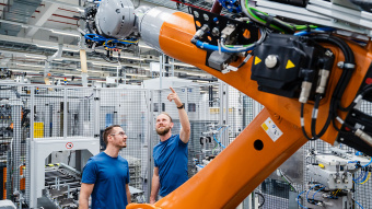 Industrieroboter in moderner Fertigungsumgebung mit Fokus auf Ressourceneffizienz und Wiederverwendung von Komponenten in der Kreislaufwirtschaft.