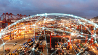 Blick auf einen großen Containerhafen bei Dämmerung mit gestapelten Frachtcontainern und Kränen. Über der Szene liegen leuchtende, vernetzte Linien und Knotenpunkte, die digitale Verbindungen und Datenströme in globalen Lieferketten symbolisieren.