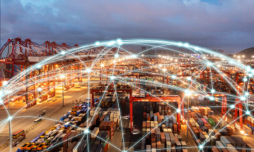 Blick auf einen großen Containerhafen bei Dämmerung mit gestapelten Frachtcontainern und Kränen. Über der Szene liegen leuchtende, vernetzte Linien und Knotenpunkte, die digitale Verbindungen und Datenströme in globalen Lieferketten symbolisieren.