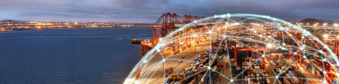 Blick auf einen großen Containerhafen bei Dämmerung mit gestapelten Frachtcontainern und Kränen. Über der Szene liegen leuchtende, vernetzte Linien und Knotenpunkte, die digitale Verbindungen und Datenströme in globalen Lieferketten symbolisieren.