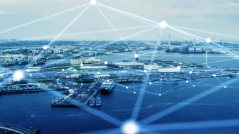 Ein digitales Netz ist über einem Hafen zu sehen.