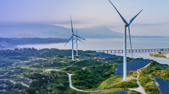 Meereslandschaft, Solarflächen, Windräder 