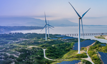 Meereslandschaft, Solarflächen, Windräder 