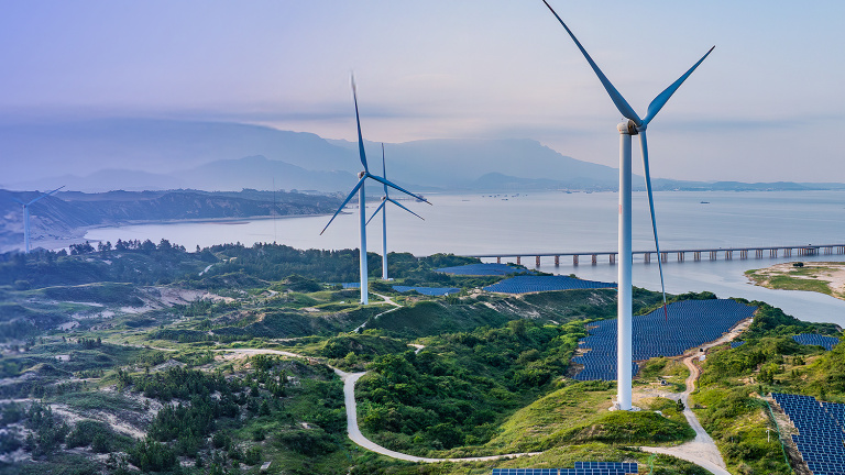 Meereslandschaft, Solarflächen, Windräder 