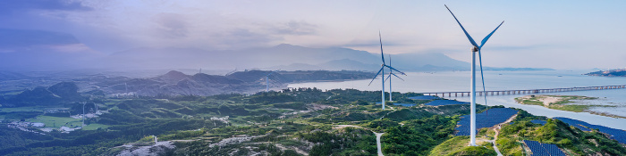 Meereslandschaft, Solarflächen, Windräder 