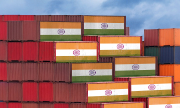 Das Bild zeigt aufeinander gestapelte Container. Die Container in der ersten und obersten Reihe sind mit einer Indien-Fahne bedruckt