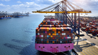 Großes Containerschiff beim Be- und Entladen im modernen Seehafen – Symbol für globalen Warenverkehr und Lieferketten.