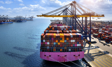 Großes Containerschiff beim Be- und Entladen im modernen Seehafen – Symbol für globalen Warenverkehr und Lieferketten.