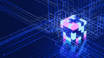 Digitaler bunter Würfel vor digitaler Oberfläche und Datenströmen