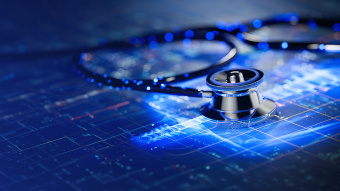 Ein silbernes Abhörgerät liegt auf einer digitalen Oberfläche auf der Datenströme zu sehen sind.