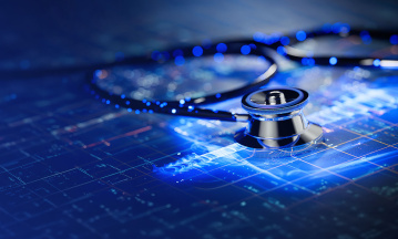 Ein silbernes Abhörgerät liegt auf einer digitalen Oberfläche auf der Datenströme zu sehen sind.