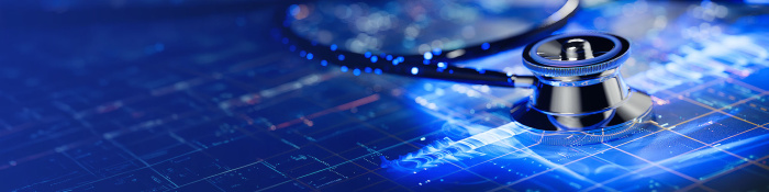 Ein silbernes Abhörgerät liegt auf einer digitalen Oberfläche auf der Datenströme zu sehen sind.