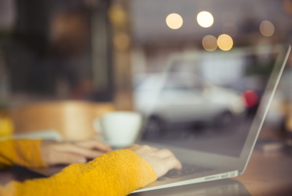 Sourcing Dienstleister-Auswahl Frau am Laptop