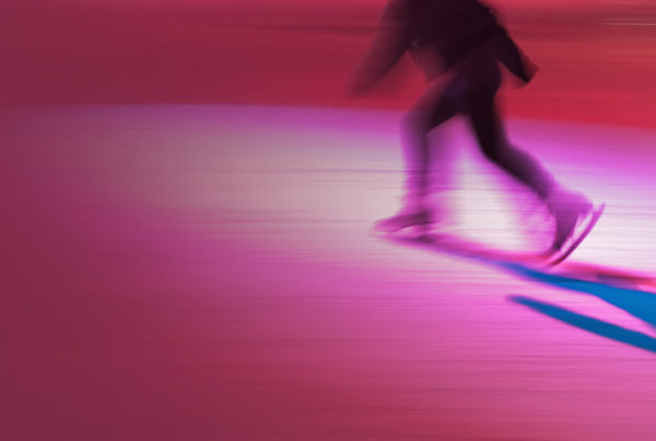 Alternative Finanzkennzahlen, Person läuft davon, roter Hintergrund