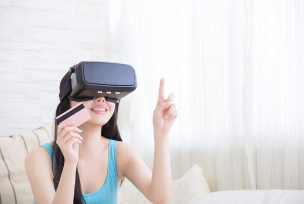 Frau trägt VR-Brille, Virtual Reality, Augmented Reality, Kreditkarte, bezahlen