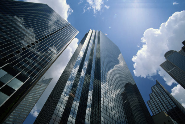 Cloud Operating Model, Wolkenkratzer ragen in den Himmel 