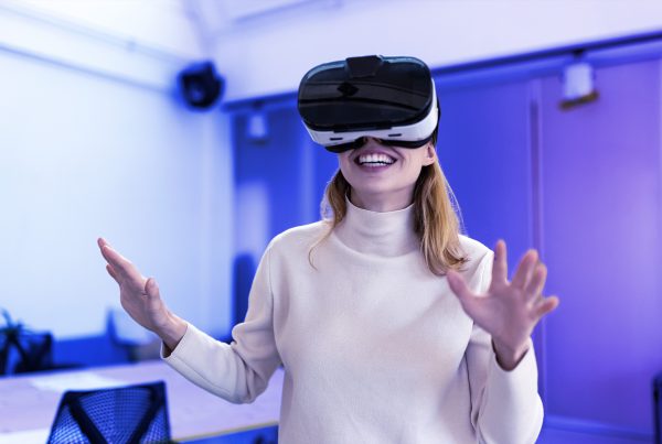 Recht im Metaverse, Frau mit Virtual-Reality-Brille
