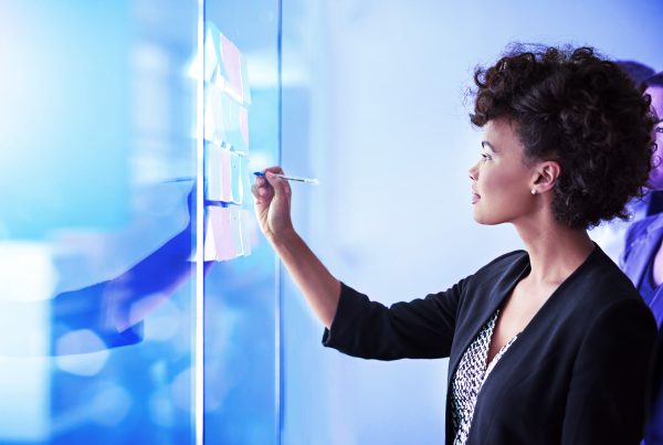 Brainstorming mit Notizzettel, So erhöhen Vermögensverwalter die Kosteneffizienz