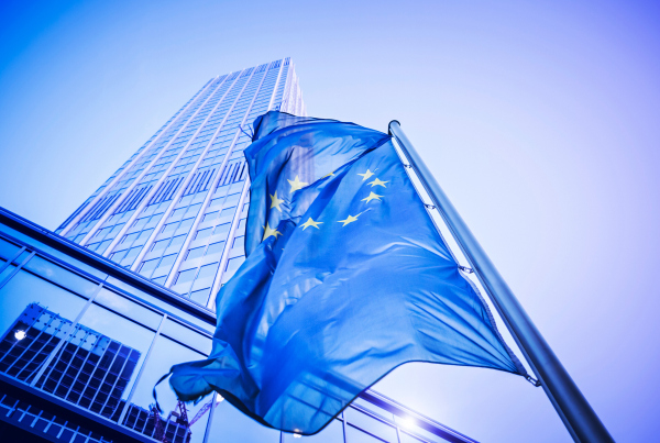 Digital Operational Resilience Act, DORA, Europa, Hochhaus mit EU-Flagge