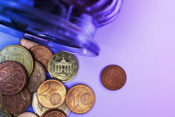 Glas mit Euromünzen, Wer hat Angst vor’m digitalen Euro? Niemand! Aber, brauchen wir ihn?