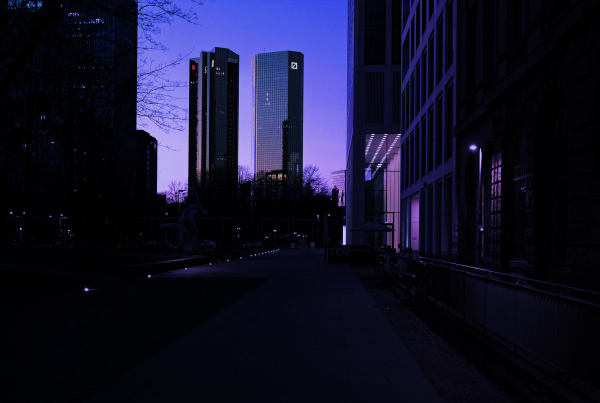Skyline-Landschaft in der Nacht, Risiko-Szenario Blackout: Was für Finanzdienstleister jetzt zu tun ist