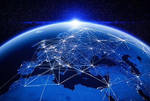 Globus mit Netzlinien, Globales Netzwerk als Innovationsmotor in der Wirtschaftsprüfung