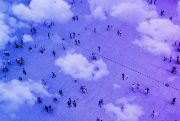 Menschenmenge von oben unter Wolkendecke, Tempo, Agilität, weniger Kosten: Die vielen Vorteile der Public Cloud