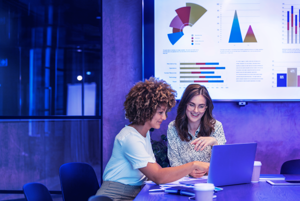 Nebenbuch light: Datenharmonisierung für eine zentrale Rechnungslegung, Personen diskutieren, Diagramme
