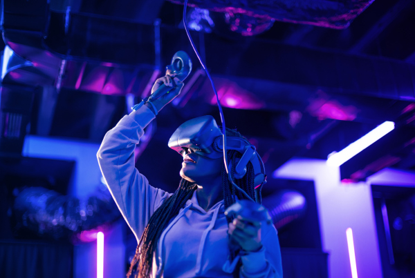 Gamerin mit VR-Brille und Controller, Nah dran, überall, jederzeit: Die Potenziale von eSports für Banken
