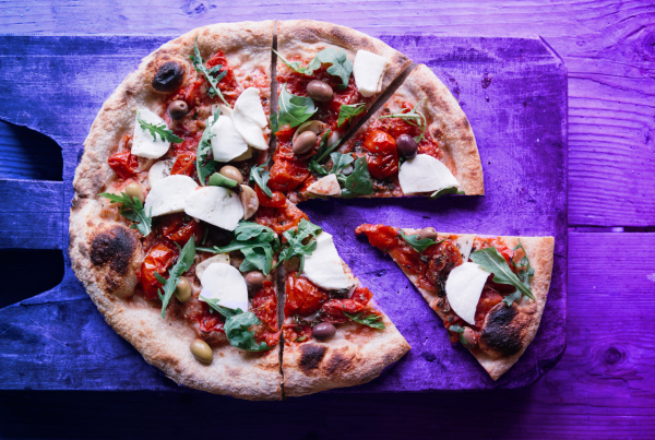 Pizza, in Stücke geschnitten, Symbolbild für Carve-Outs
