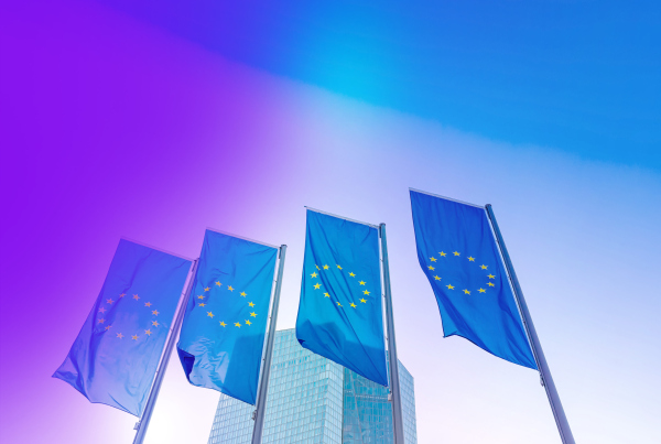 EU Flaggen vor Hochhaus, Symbolbild für Der EU AI Act bringt Finanzinstituten Klarheit und fördert Innovation