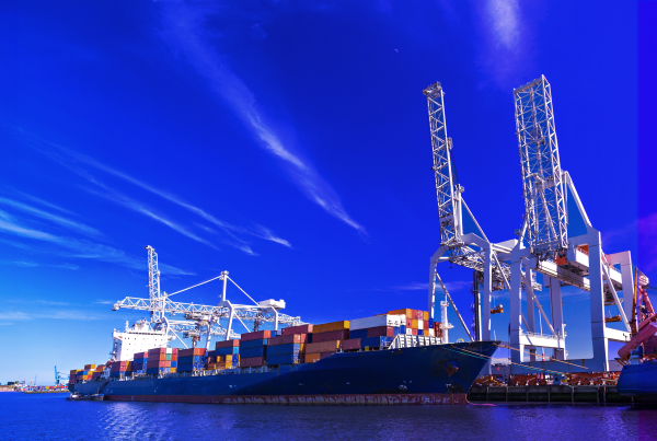 Containerschiff am Hafen, Symbolbild für: Neues Urteil zur steuerlichen Behandlung von Fondsetablierungskosten