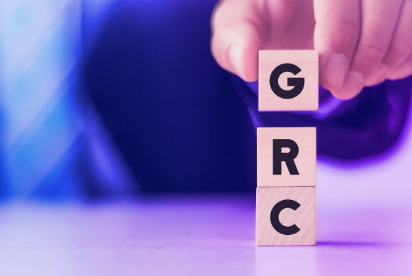 GRC-Würfel, Symbolbild für: Cloud-Einführung: Mit einer integrierten GRC-Strategie zum Erfolg